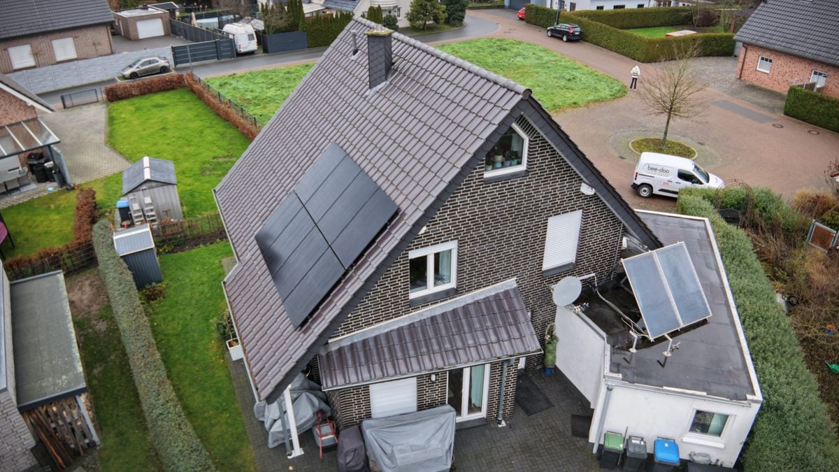 Backsteinhaus mit bee-doo Solaranlage und Firmenfahrzeug