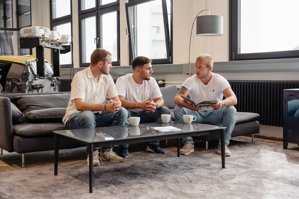 bee-doo Team – lockere Atmosphäre auf dem Sofa