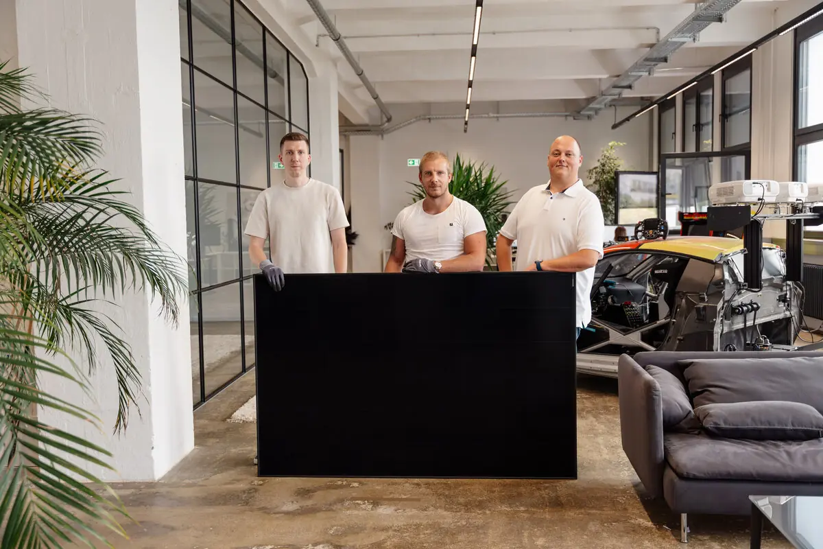 bee-doo Team mit schwarzem Solarmodul