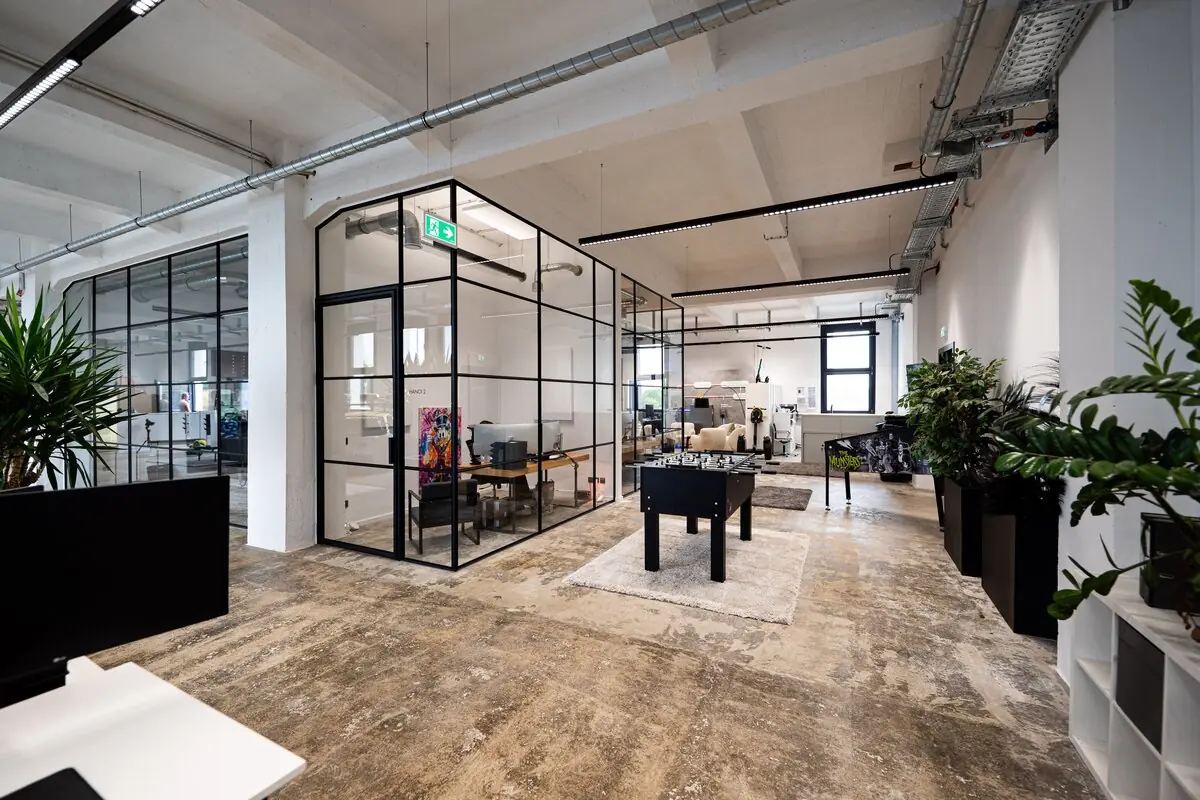 bee-doo Büro Bielefeld – Glaswände und Kicker