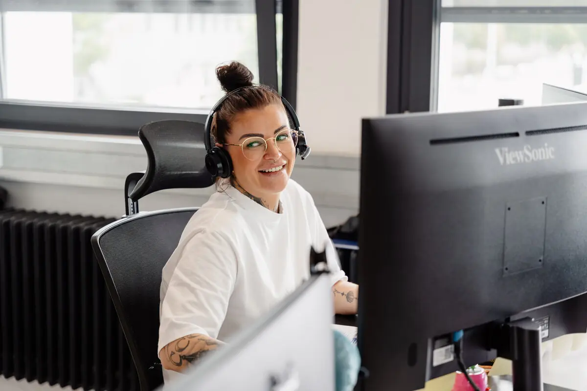 bee-doo Mitarbeiterin mit Headset lächelnd