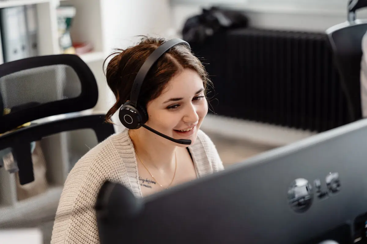 bee-doo Mitarbeiterin am Telefon