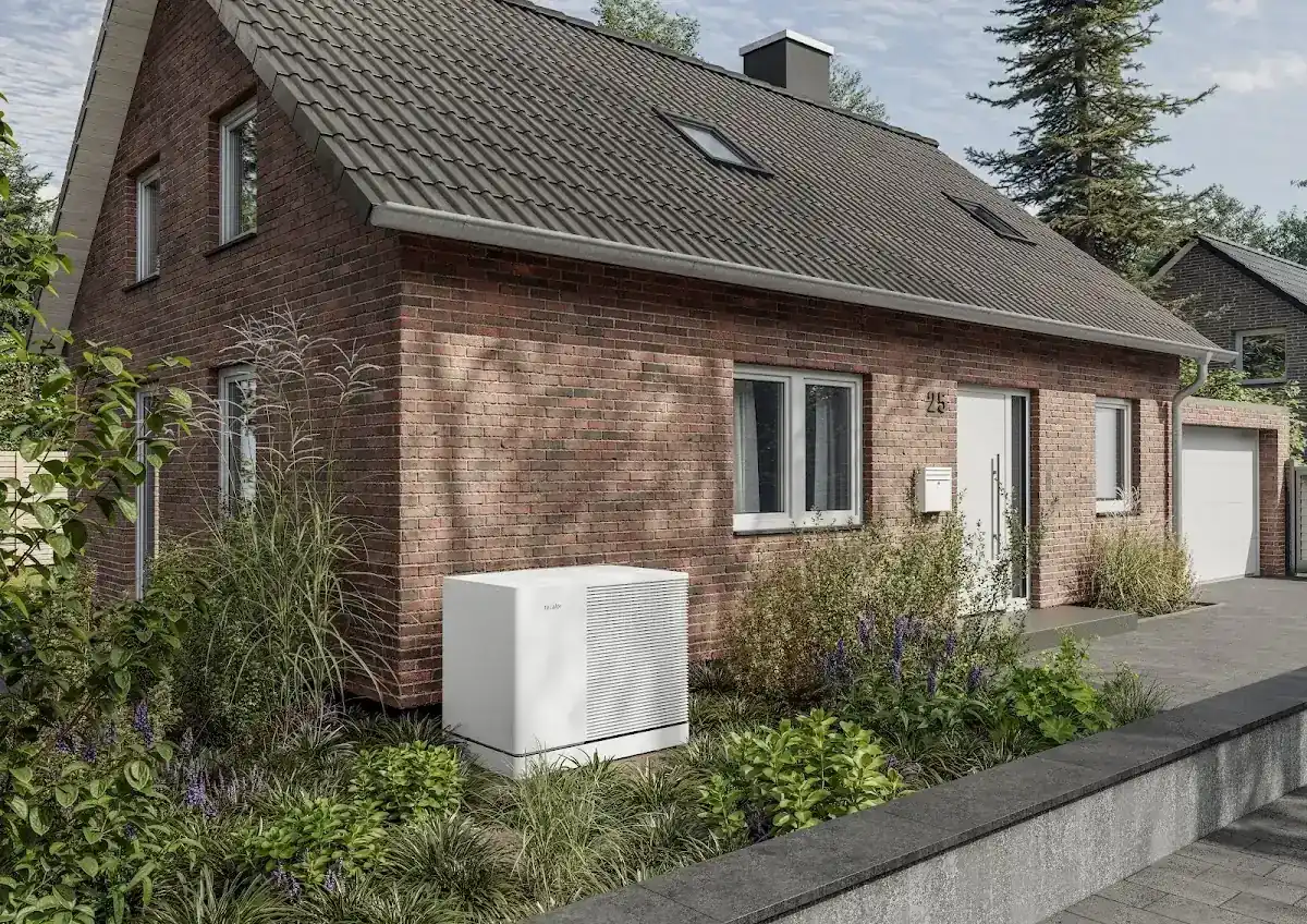 tecalor Wärmepumpe am Einfamilienhaus mit Dachpanels