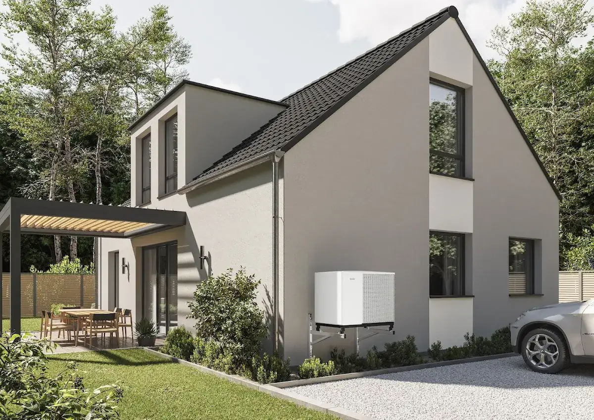 tecalor Wärmepumpe am modernen Einfamilienhaus mit Photovoltaik – bee-doo Installation
